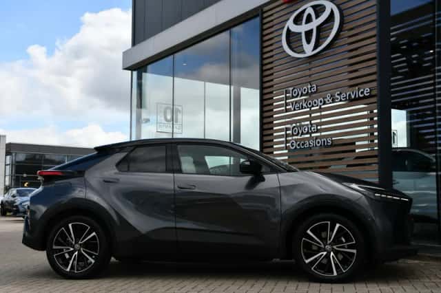 Toyota C-HR (2025) thumbnail 3