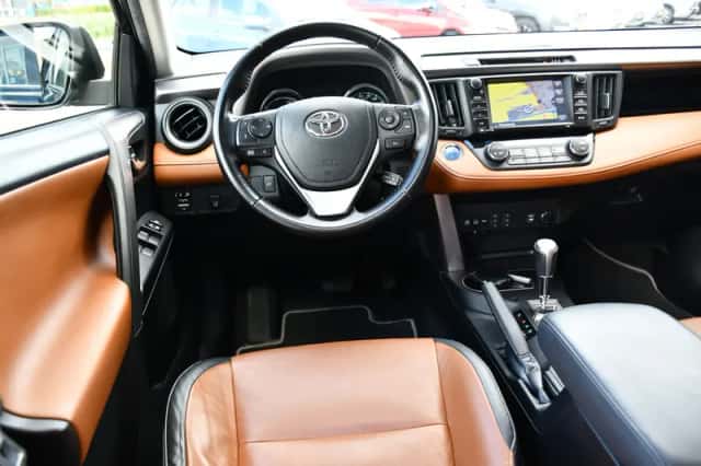 Toyota RAV4 (2016) thumbnail 2