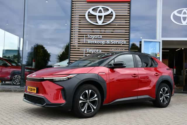 Toyota bZ4X (2023) thumbnail 1