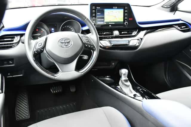 Toyota C-HR (2020) thumbnail 2