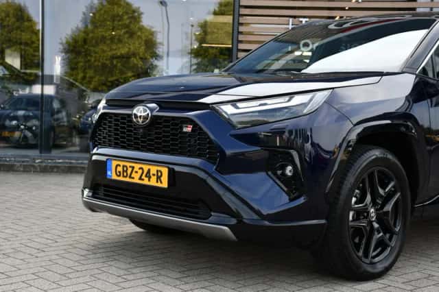 Toyota RAV4 (2024) thumbnail 3