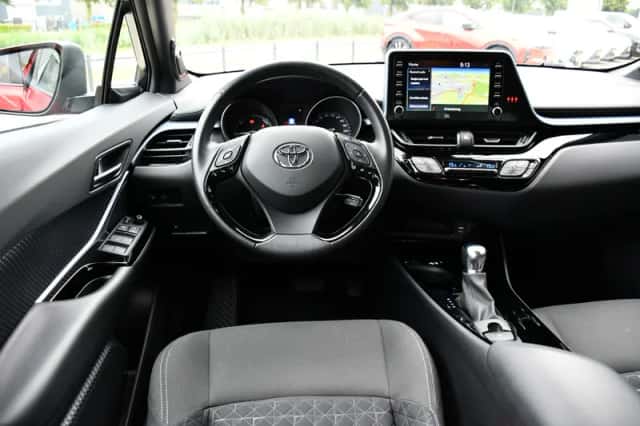 Toyota C-HR (2021) thumbnail 2