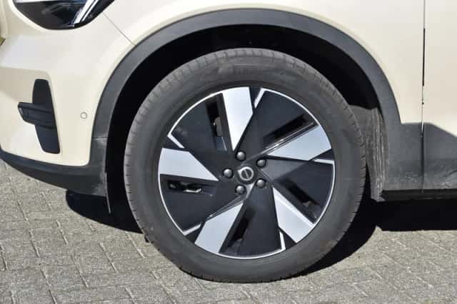 Volvo EX40 (2025) thumbnail 6