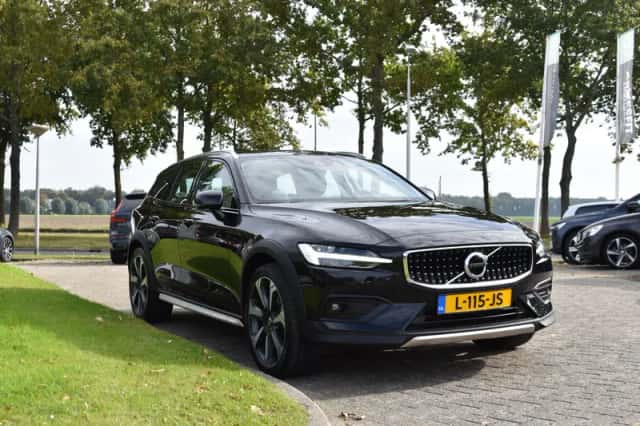 Volvo V60 (2021) thumbnail 2