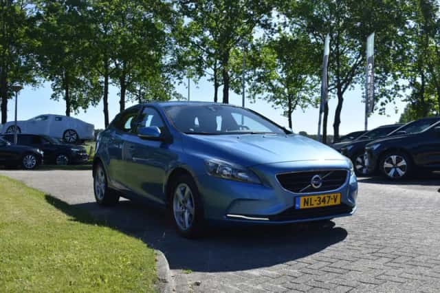 Volvo V40 (2016) thumbnail 2
