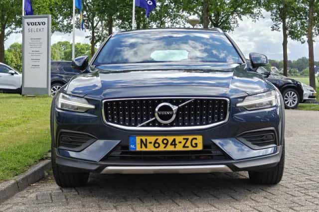 Volvo V60 (2022) thumbnail 2