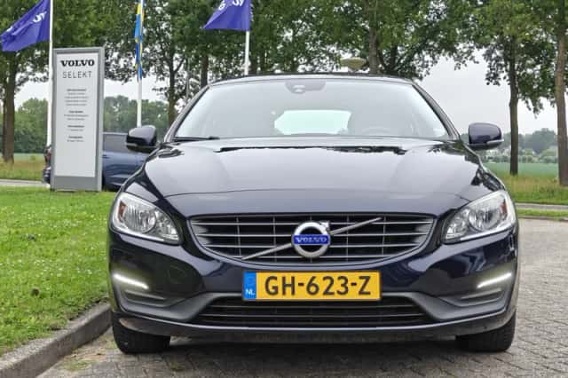 Volvo V60 (2015) thumbnail 2
