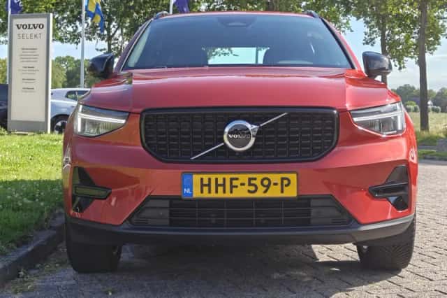 Volvo XC40 (2025) thumbnail 2