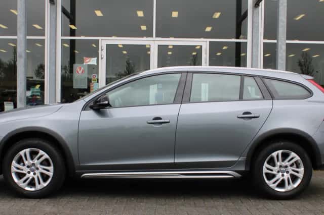 Volvo V60 (2017) thumbnail 2