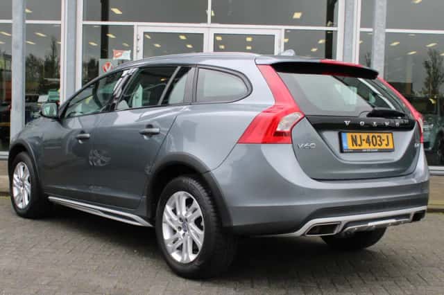 Volvo V60 (2017) thumbnail 3