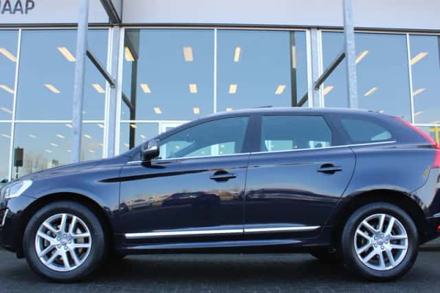 Volvo XC60 (2017) thumbnail 2