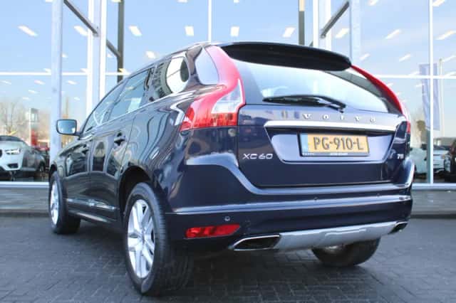 Volvo XC60 (2017) thumbnail 3
