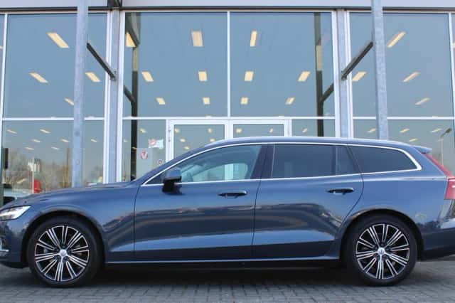 Volvo V60 (2021) thumbnail 2
