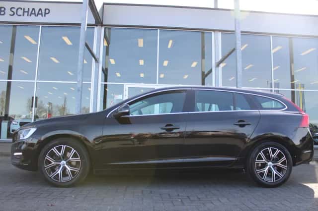 Volvo V60 (2018) thumbnail 2