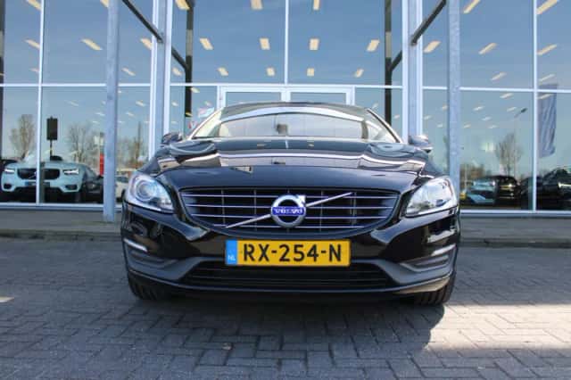 Volvo V60 (2018) thumbnail 3