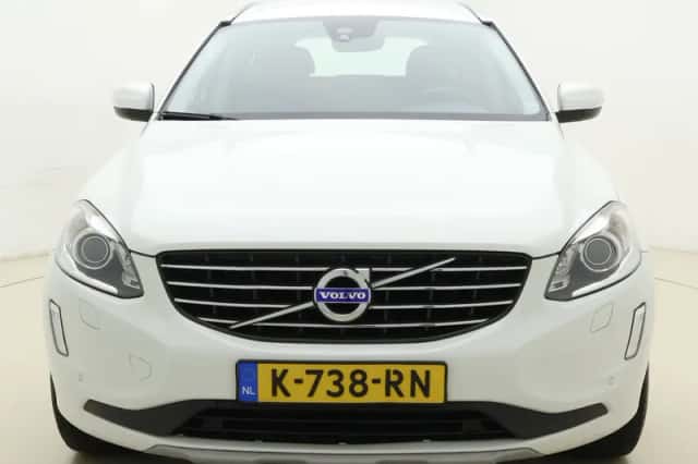 Volvo XC60 (2017) thumbnail 3