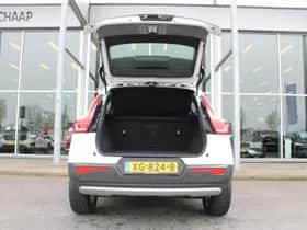 Volvo XC40 thumbnail 6