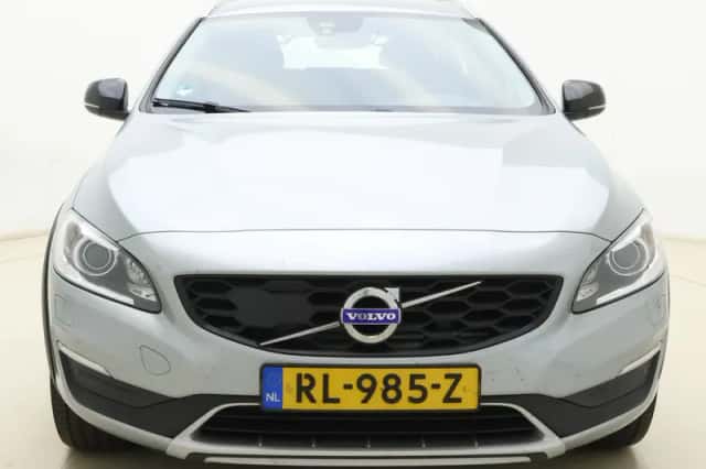 Volvo V60 (2018) thumbnail 3