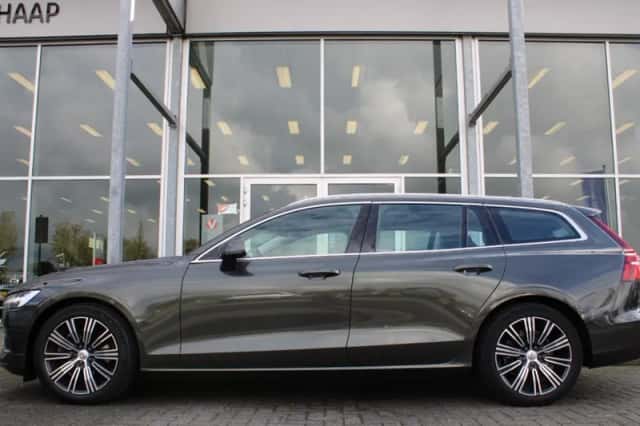 Volvo V60 (2021) thumbnail 2