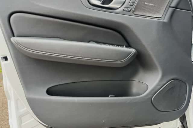 Volvo XC60 (2024) thumbnail 18