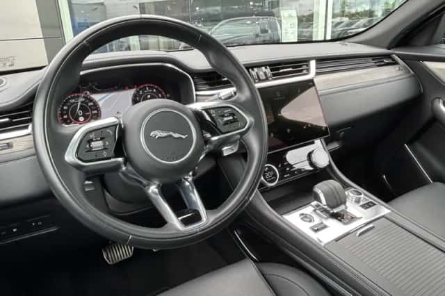 Jaguar F-Pace (2022) thumbnail 2