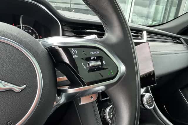 Jaguar F-Pace (2022) thumbnail 4