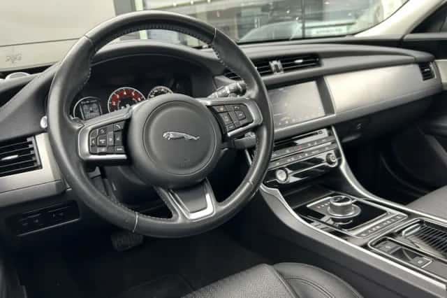 Jaguar XF (2018) thumbnail 2