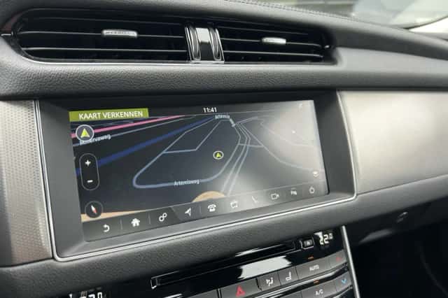 Jaguar XF (2018) thumbnail 13
