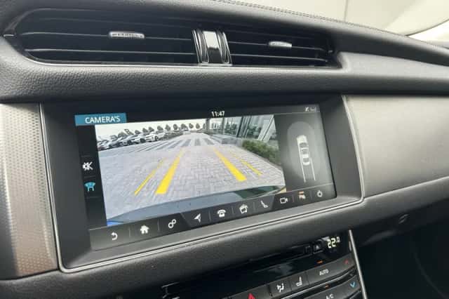 Jaguar XF (2018) thumbnail 16