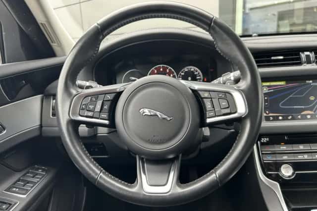 Jaguar XF (2018) thumbnail 19