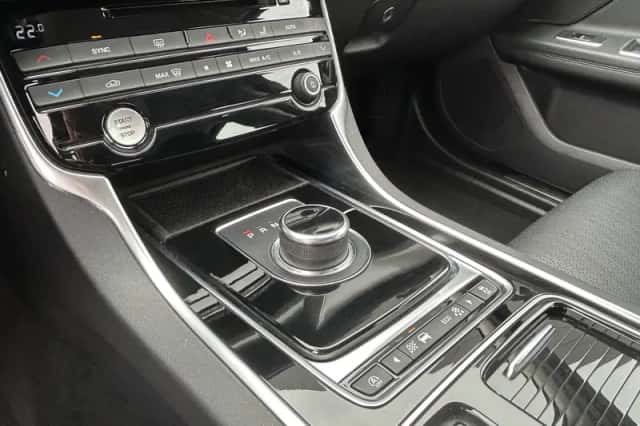 Jaguar XF (2018) thumbnail 3