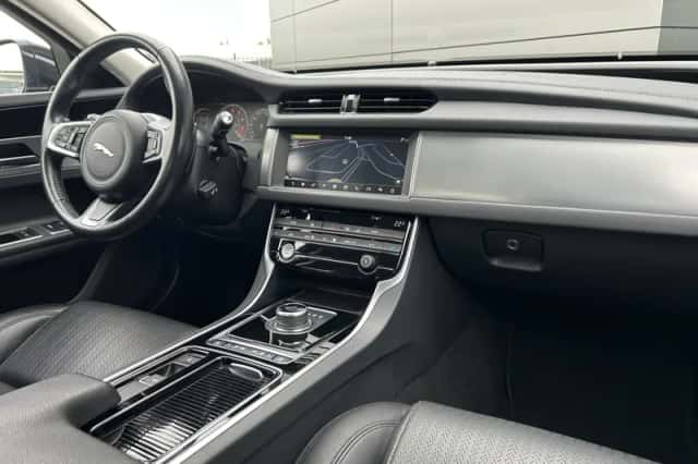 Jaguar XF (2018) thumbnail 25