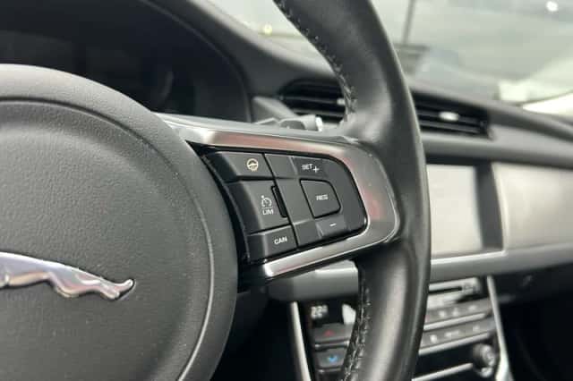 Jaguar XF (2018) thumbnail 4