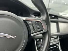 Jaguar XF (2018) thumbnail 4