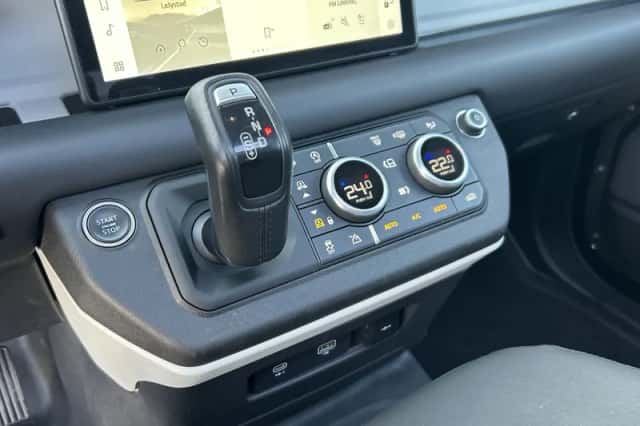 Land Rover Defender (2021) thumbnail 3