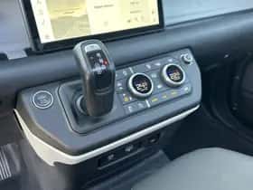 Land Rover Defender (2021) thumbnail 3