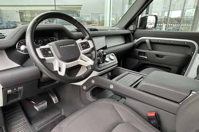 Land Rover Defender (2021) thumbnail 2