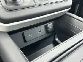 Land Rover Defender (2021) thumbnail 12
