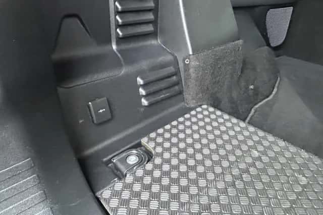 Land Rover Defender (2021) thumbnail 16