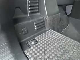 Land Rover Defender (2021) thumbnail 16
