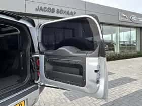 Land Rover Defender (2021) thumbnail 18