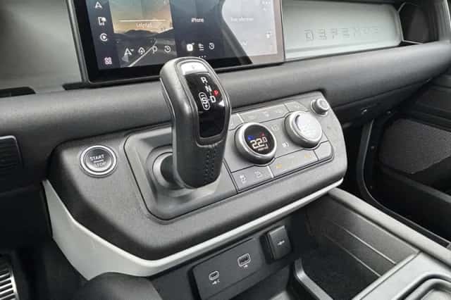 Land Rover Defender (2021) thumbnail 3