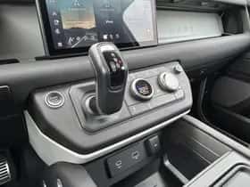 Land Rover Defender (2021) thumbnail 3