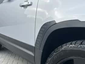 Land Rover Defender (2021) thumbnail 25