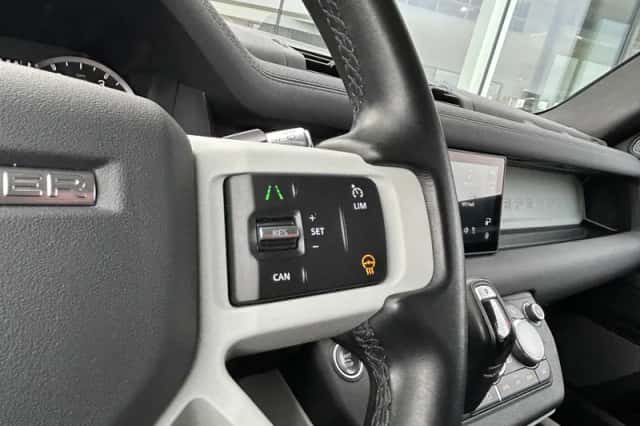 Land Rover Defender (2021) thumbnail 4