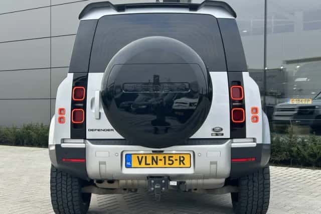 Land Rover Defender (2021) thumbnail 32