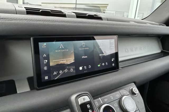 Land Rover Defender (2021) thumbnail 11