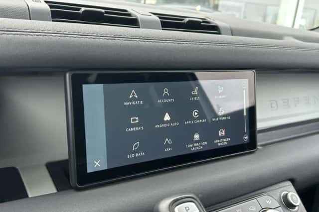 Land Rover Defender (2021) thumbnail 13