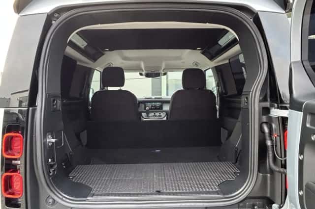 Land Rover Defender (2021) thumbnail 15