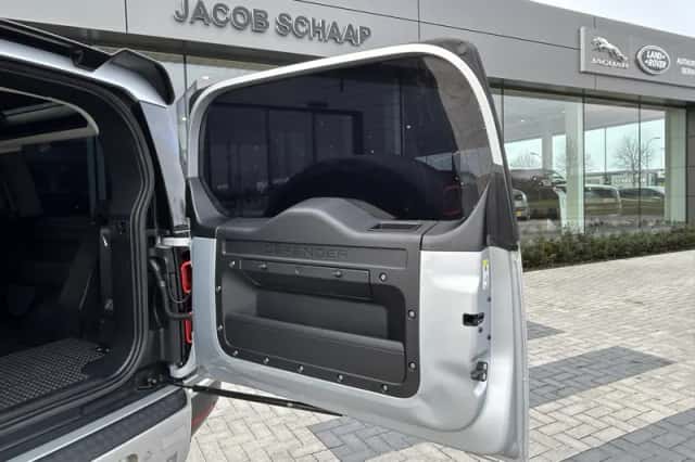 Land Rover Defender (2021) thumbnail 18